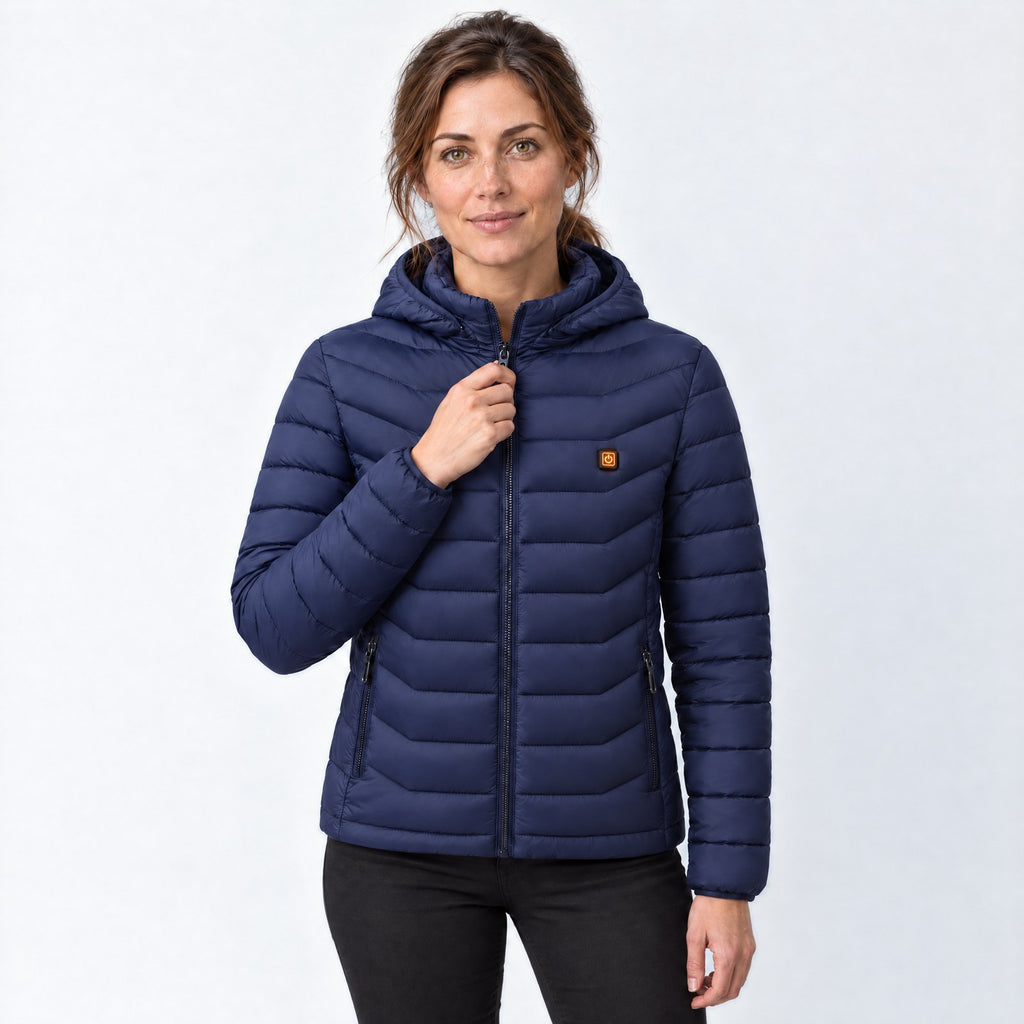 Doudoune chauffante Alpine 21 bleu marine portée par une femme, photo studio sur fond clair, 21 zones chauffantes
