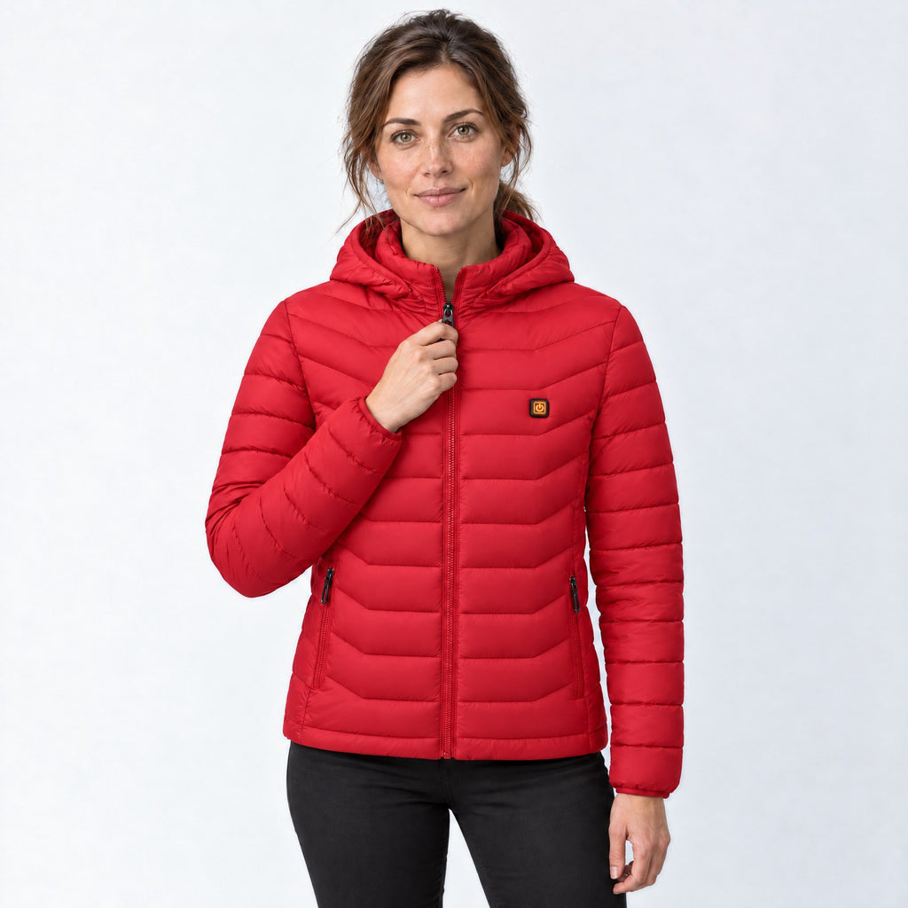Doudoune chauffante Alpine 21 rouge portée par une femme, photo studio sur fond clair, 21 zones chauffantes