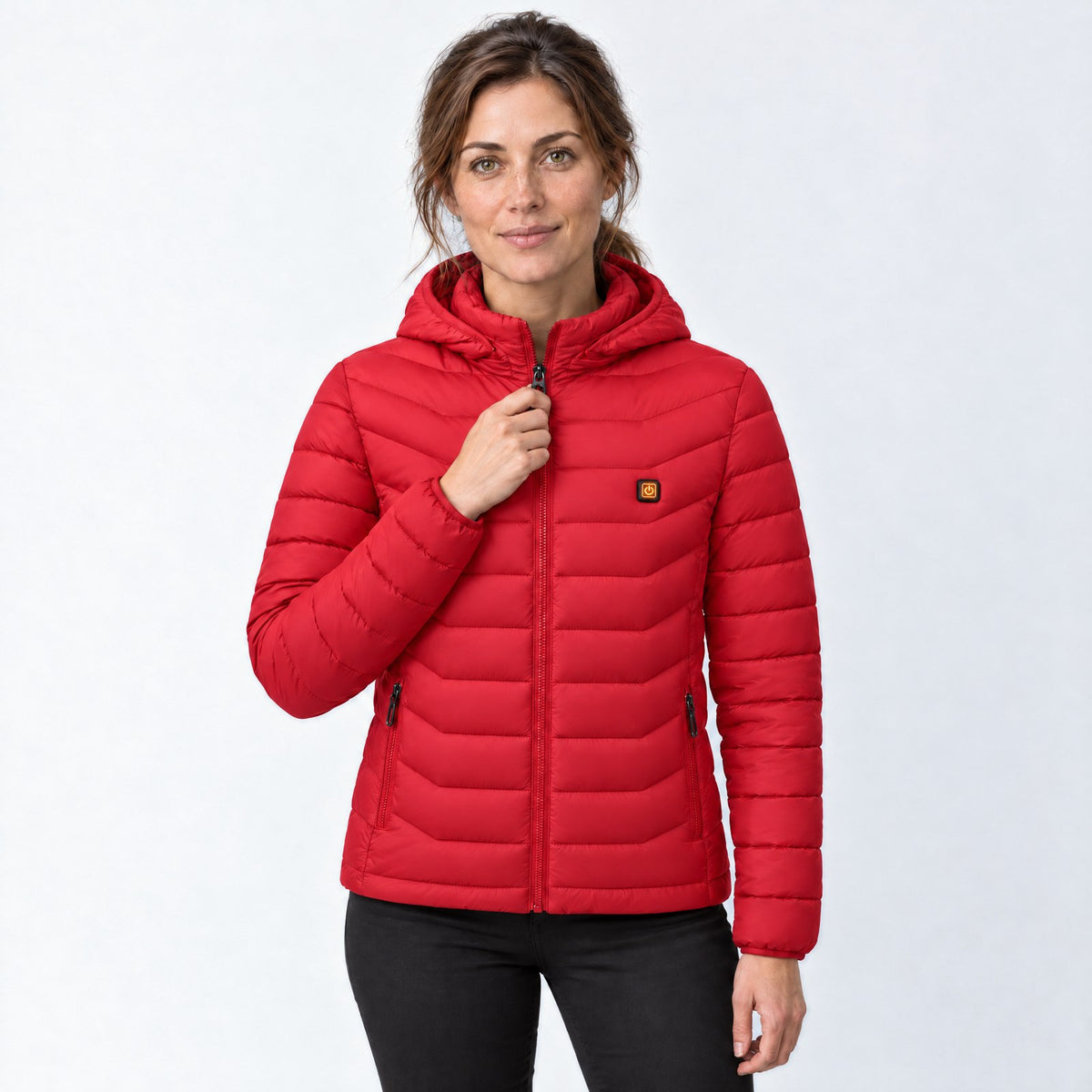 Doudoune chauffante Alpine 21 rouge portée par une femme, photo studio sur fond clair, 21 zones chauffantes