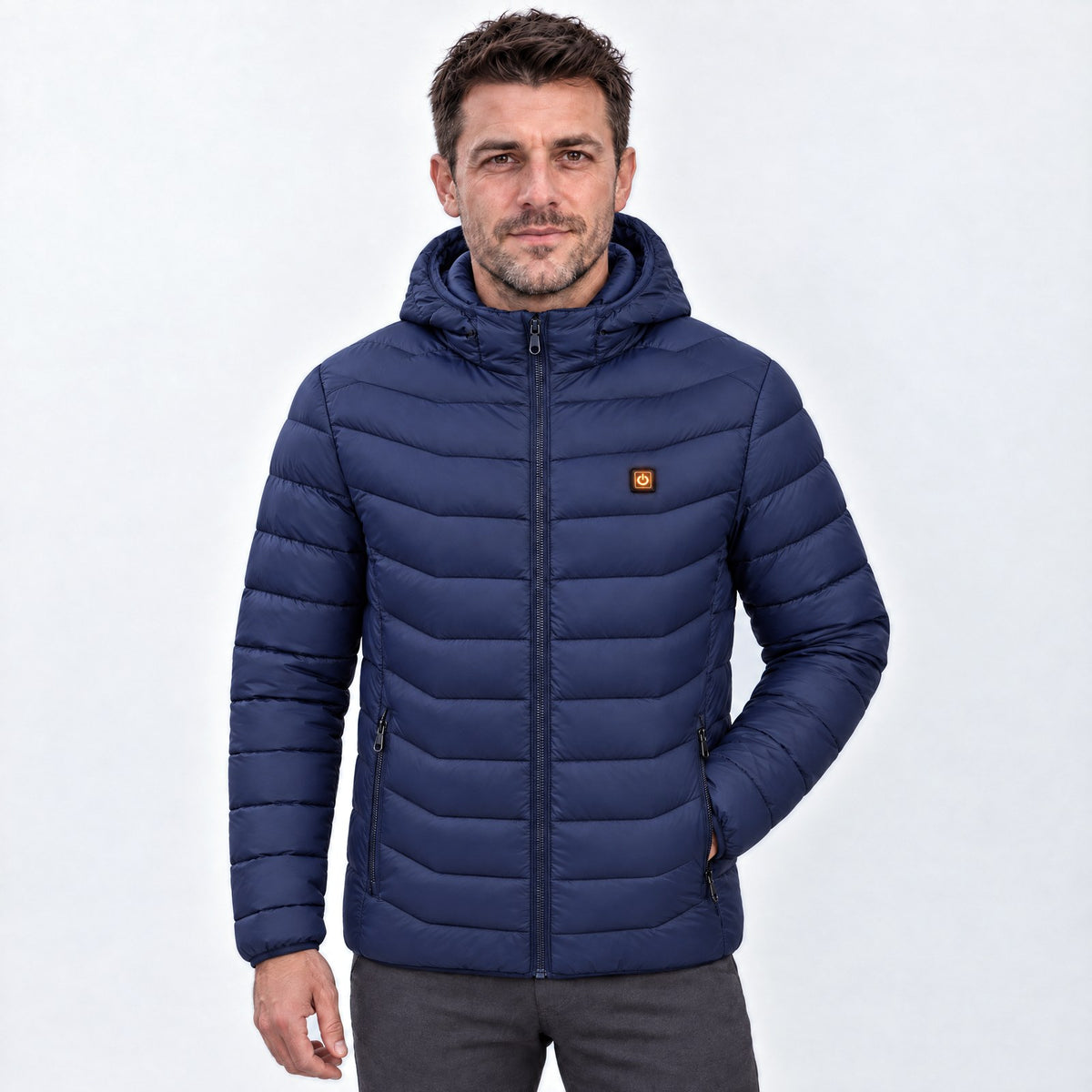 Doudoune chauffante Alpine 21 bleu marine portée par un homme, photo studio sur fond clair, 21 zones chauffantes