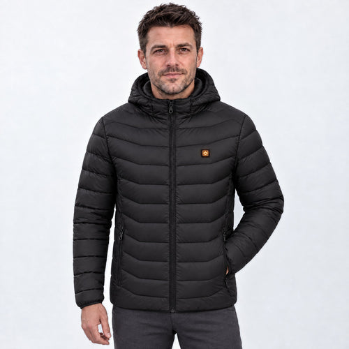Doudoune chauffante Alpine 21 noire portée par un homme, photo studio sur fond clair, 21 zones chauffantes