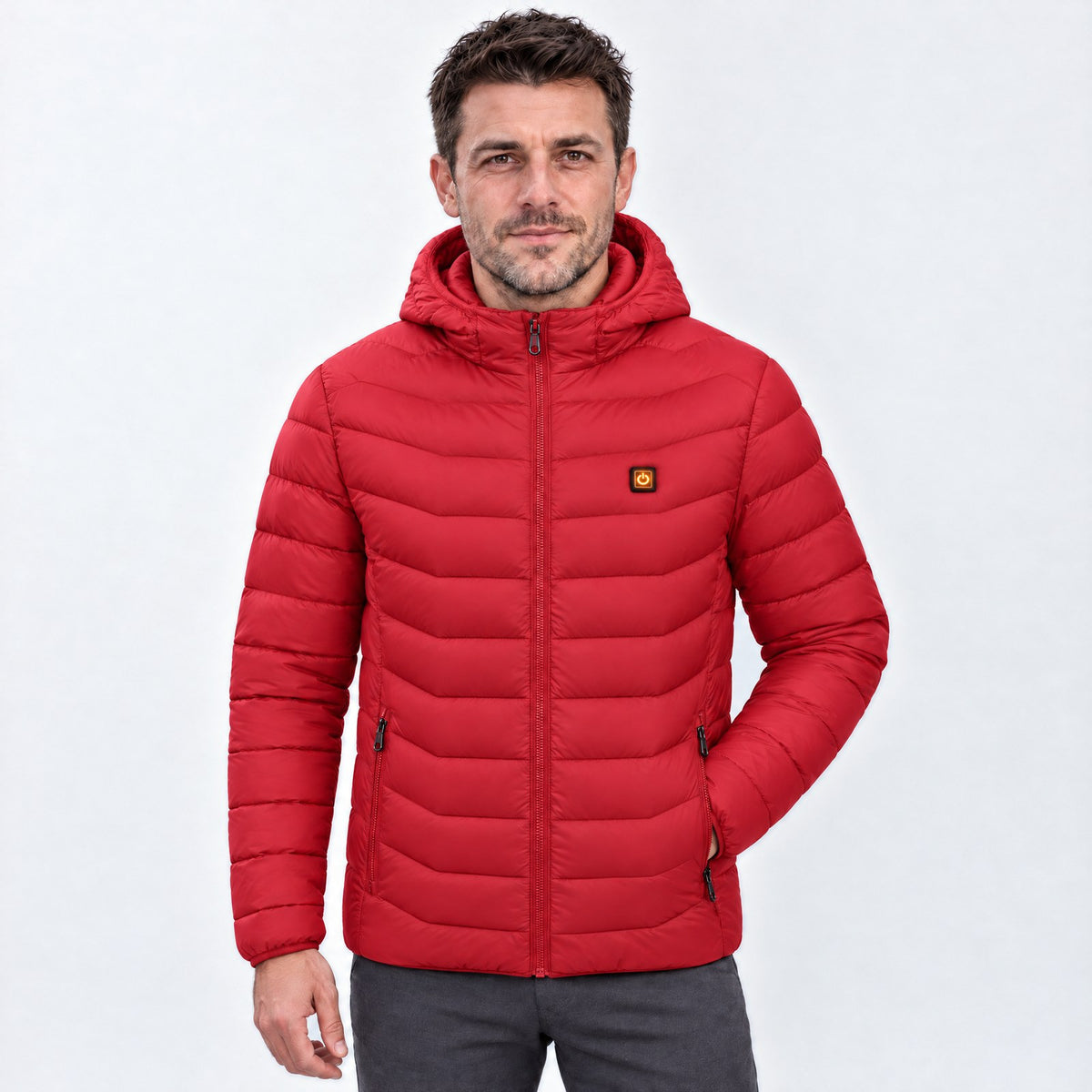 Doudoune chauffante Alpine 21 rouge portée par un homme, photo studio sur fond clair, 21 zones chauffantes