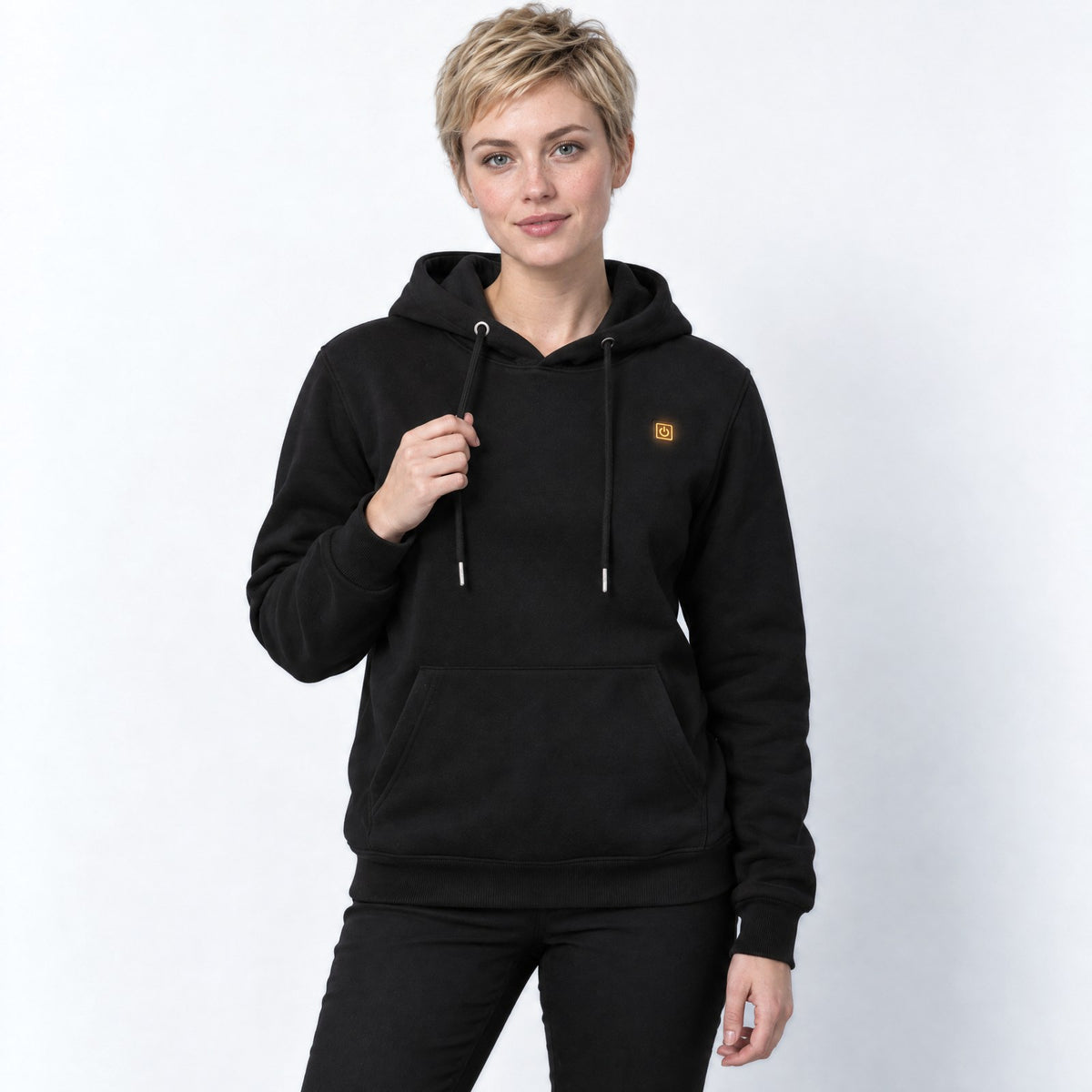 Sweat à capuche chauffant Core 6 noire porté par une femme, photo studio sur fond clair