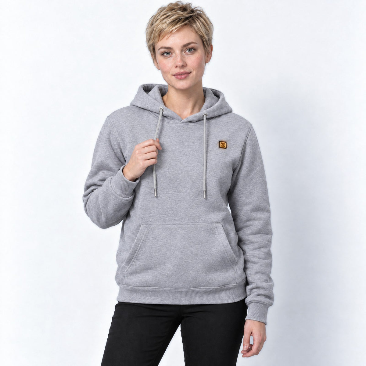 Sweat à capuche chauffant Core 6 grise porté par une femme, photo studio sur fond clair