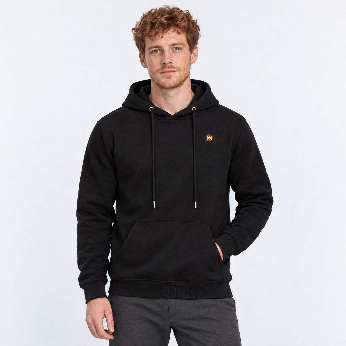 Sweat à capuche chauffant Core 6 noire porté par un homme, photo studio sur fond clair