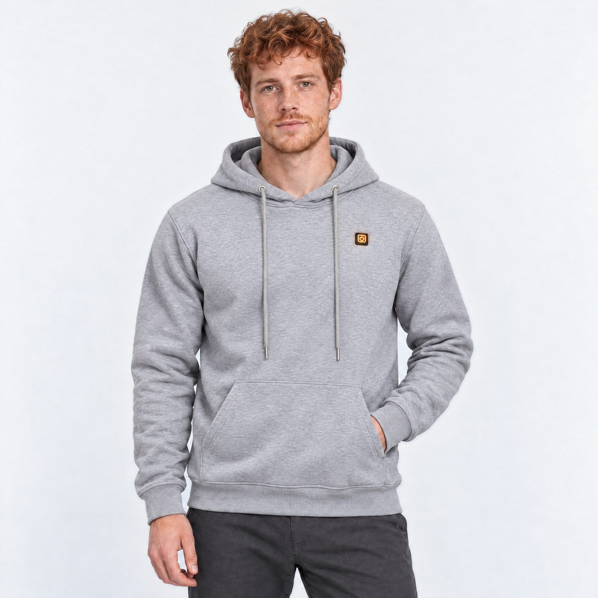Sweat à capuche chauffant Core 6 grise porté par un homme, photo studio sur fond clair