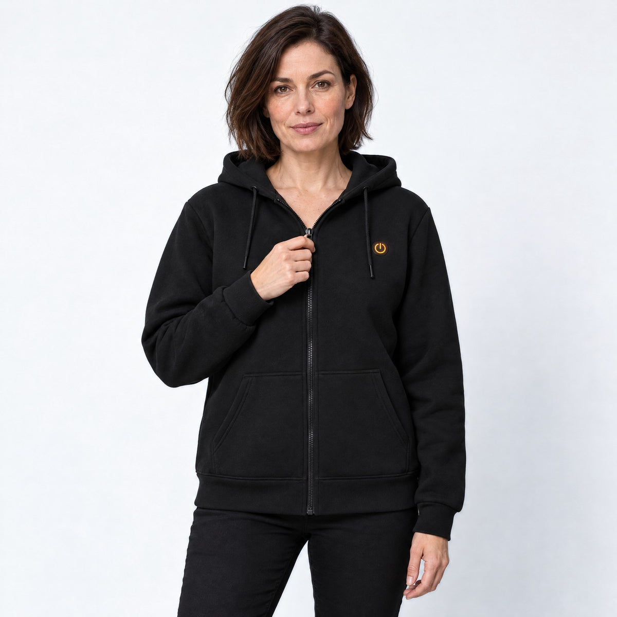 Sweat zippé chauffant Core Zip 6 noire porté par une femme, photo studio sur fond clair