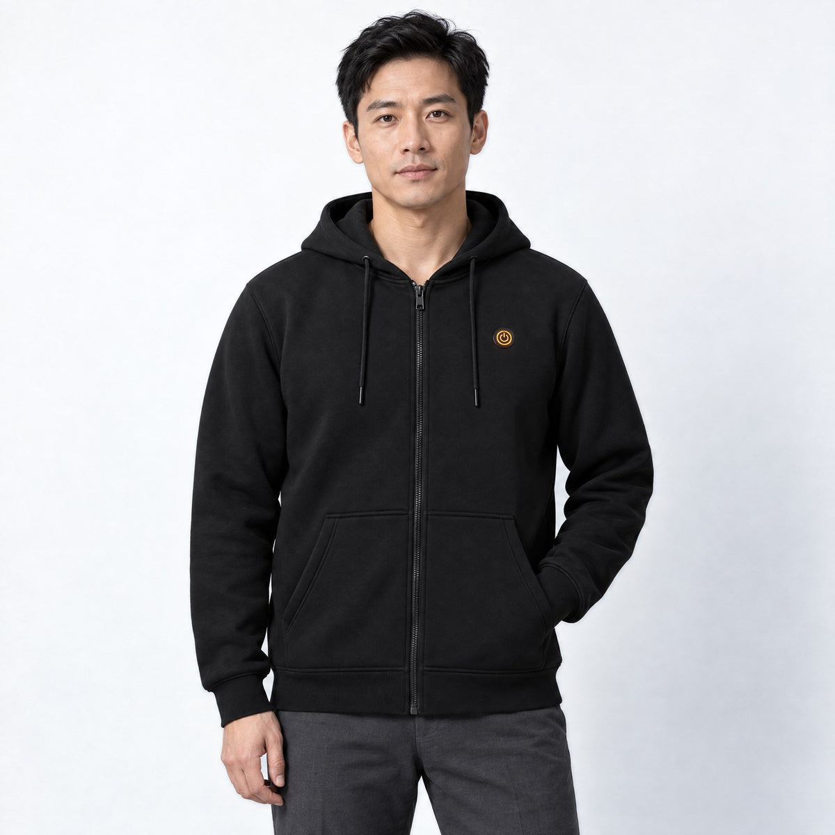 Sweat zippé chauffant Core Zip 6 noire porté par un homme, photo studio sur fond clair