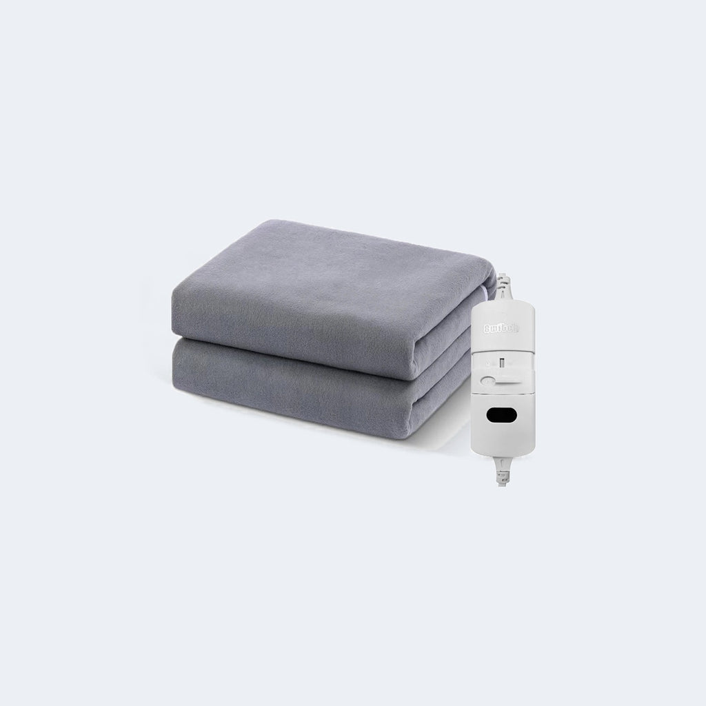 Couverture chauffante avec sa télécommande, photo produit sur fond gris clair