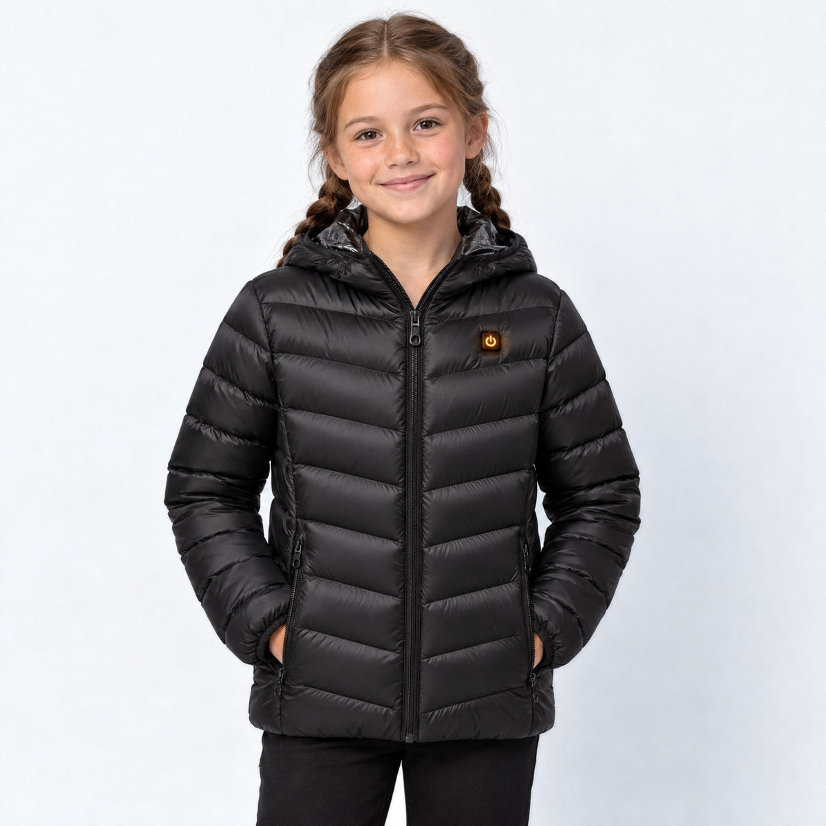 Doudoune chauffante enfant Alpine noire portée par une fille, photo studio sur fond clair