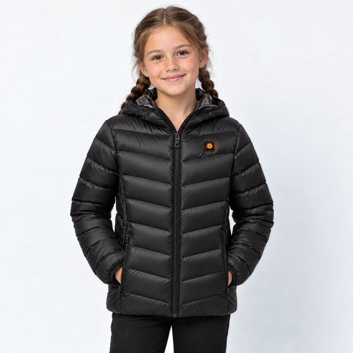 Doudoune chauffante enfant Alpine noire portée par une fille, photo studio sur fond clair