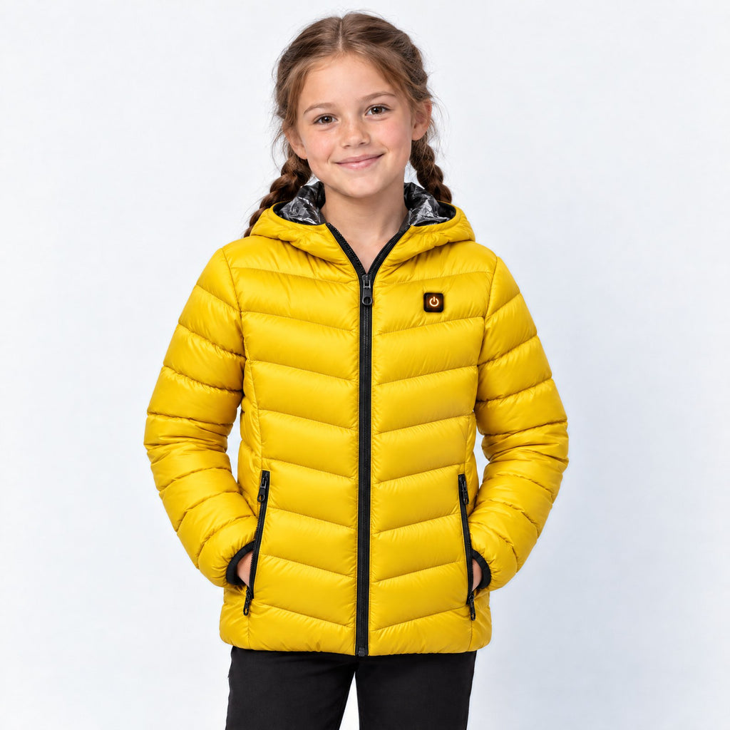 Doudoune chauffante enfant Alpine jaune portée par une fille, photo studio sur fond clair