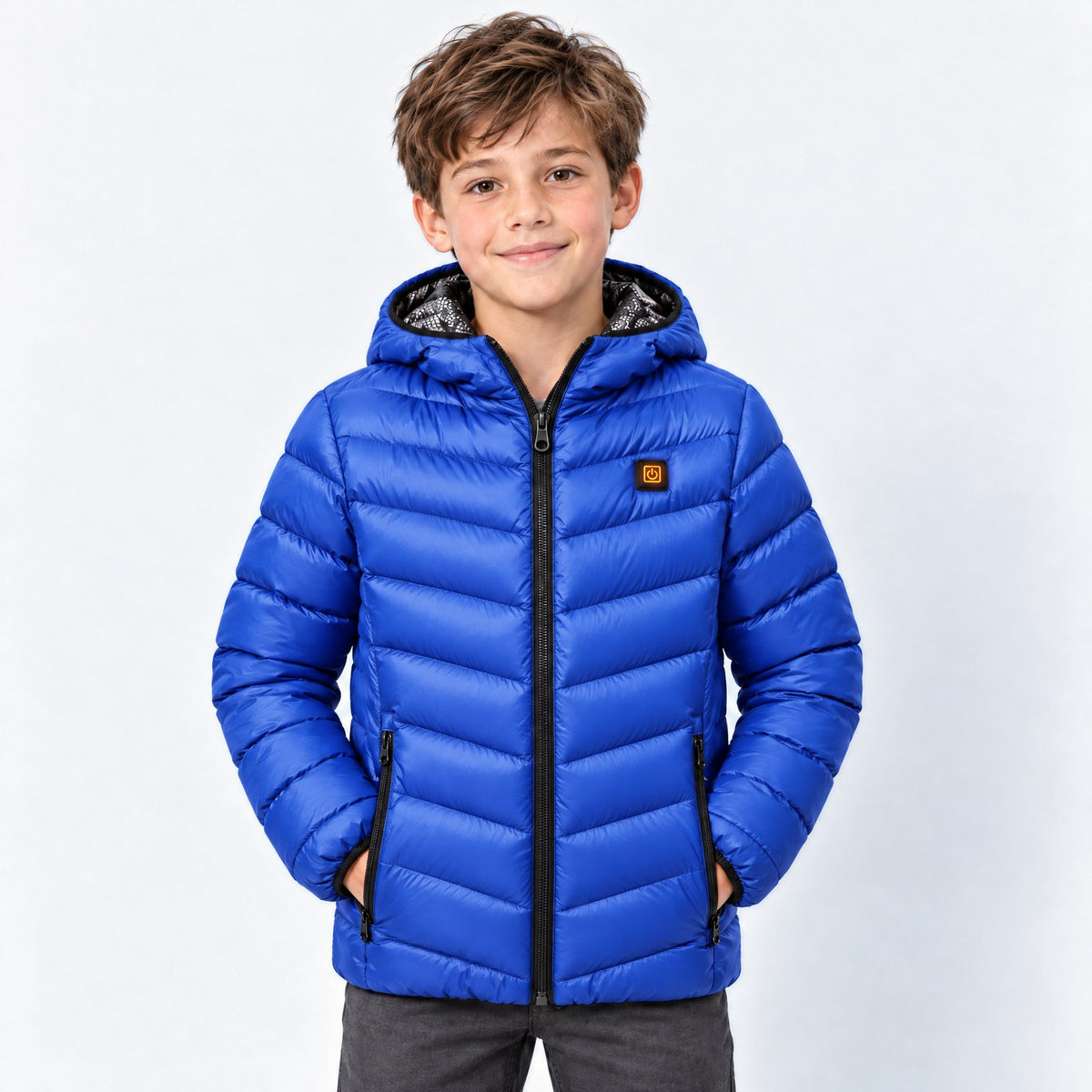 Doudoune chauffante enfant Alpine bleu marine portée par un garçon, photo studio sur fond clair