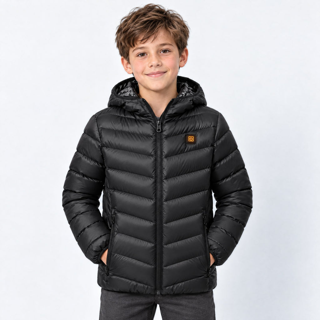 Doudoune chauffante enfant Alpine noire portée par un garçon, photo studio sur fond clair