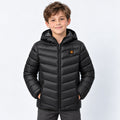 Doudoune chauffante enfant Alpine noire portée par un garçon, photo studio sur fond clair