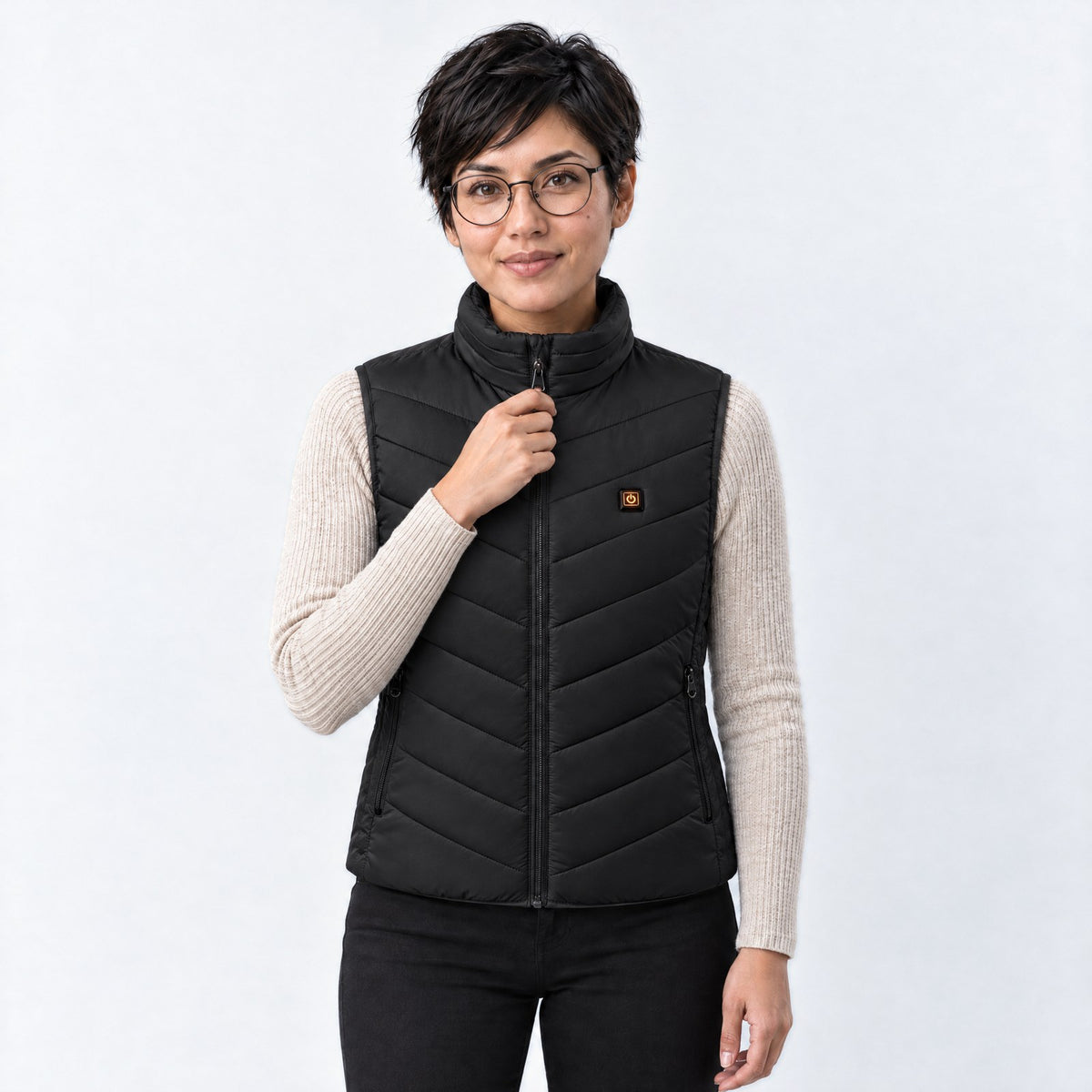 Doudoune sans manches chauffante Flex 21 noire portée par une femme, photo studio sur fond clair, 21 zones chauffantes