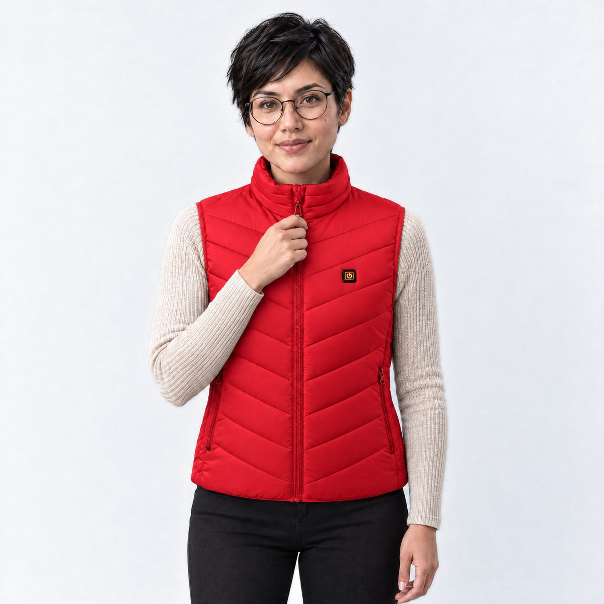 Doudoune sans manches chauffante Flex 21 rouge portée par une femme, photo studio sur fond clair, 21 zones chauffantes