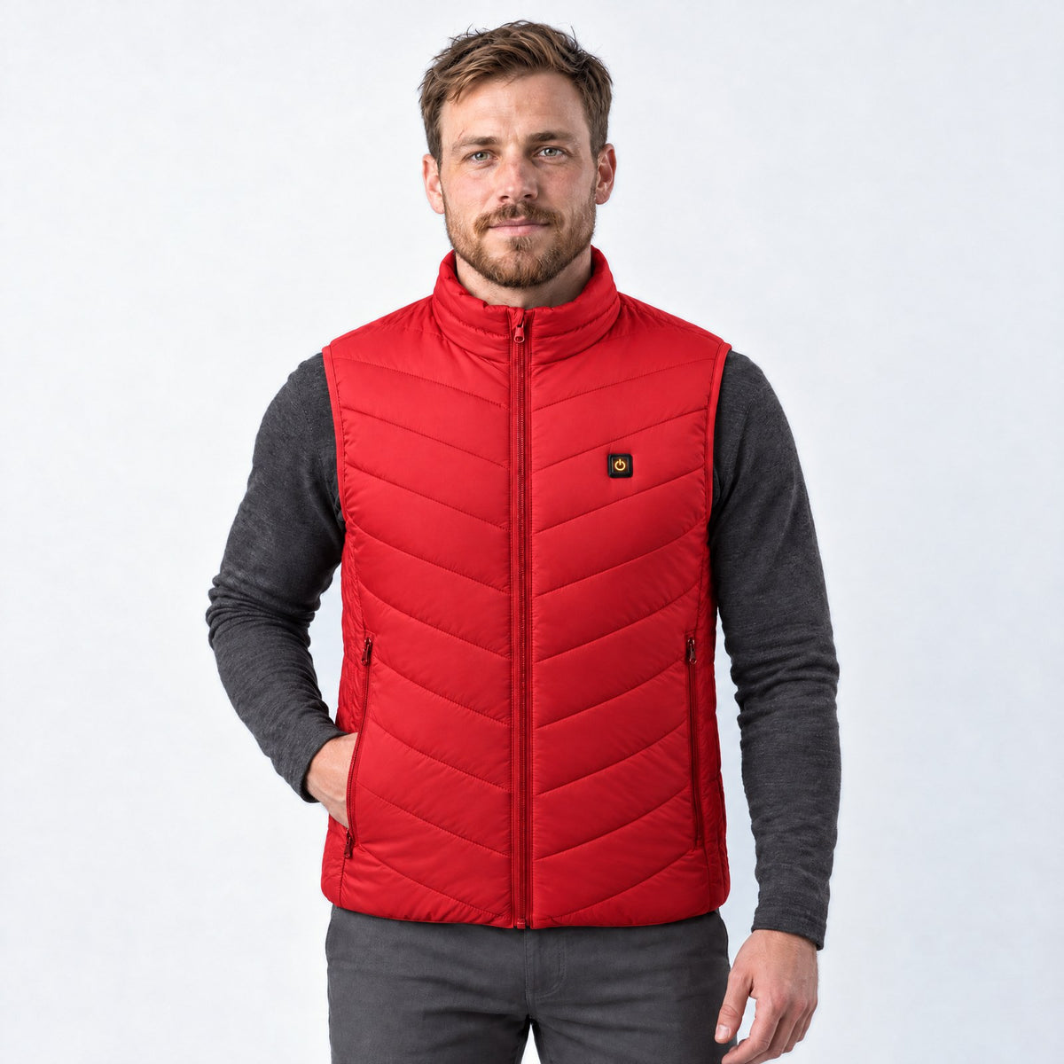 Doudoune sans manches chauffante Flex 21 rouge portée par un homme, photo studio sur fond clair, 21 zones chauffantes