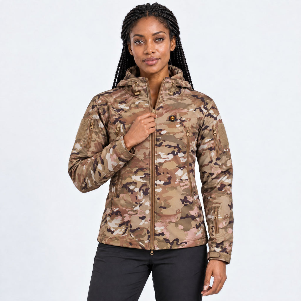 Veste technique chauffante Glacial 8 camouflage porté par une femme, photo studio sur fond clair