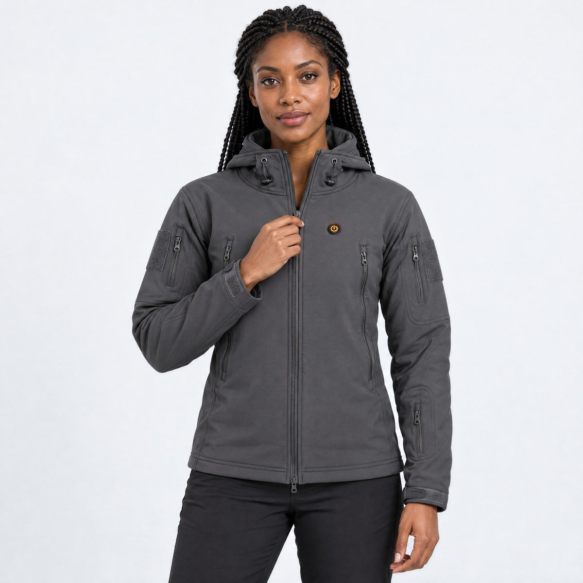 Veste technique chauffante Glacial 8 grise porté par une femme, photo studio sur fond clair