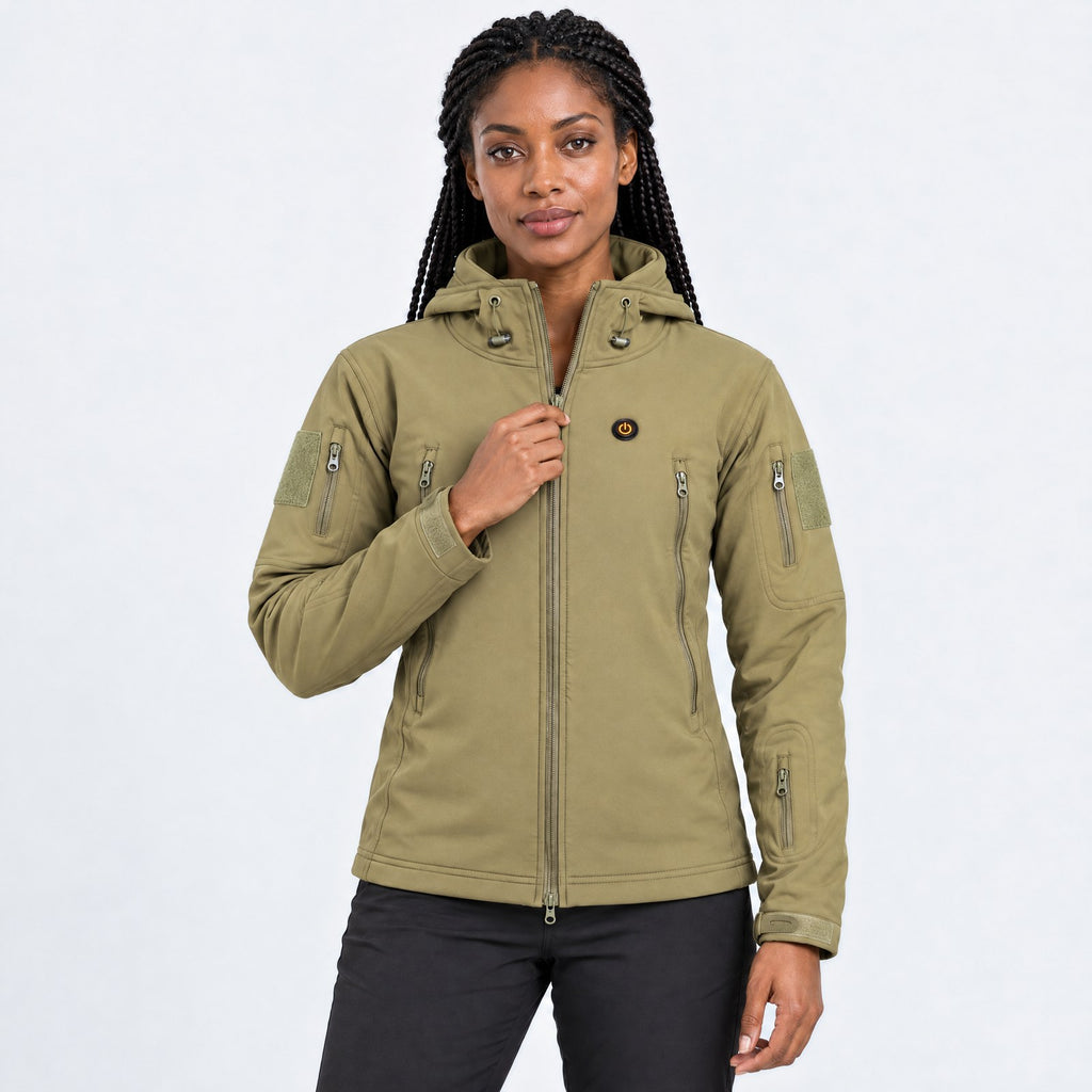 Veste technique chauffante Glacial 8 kaki porté par une femme, photo studio sur fond clair