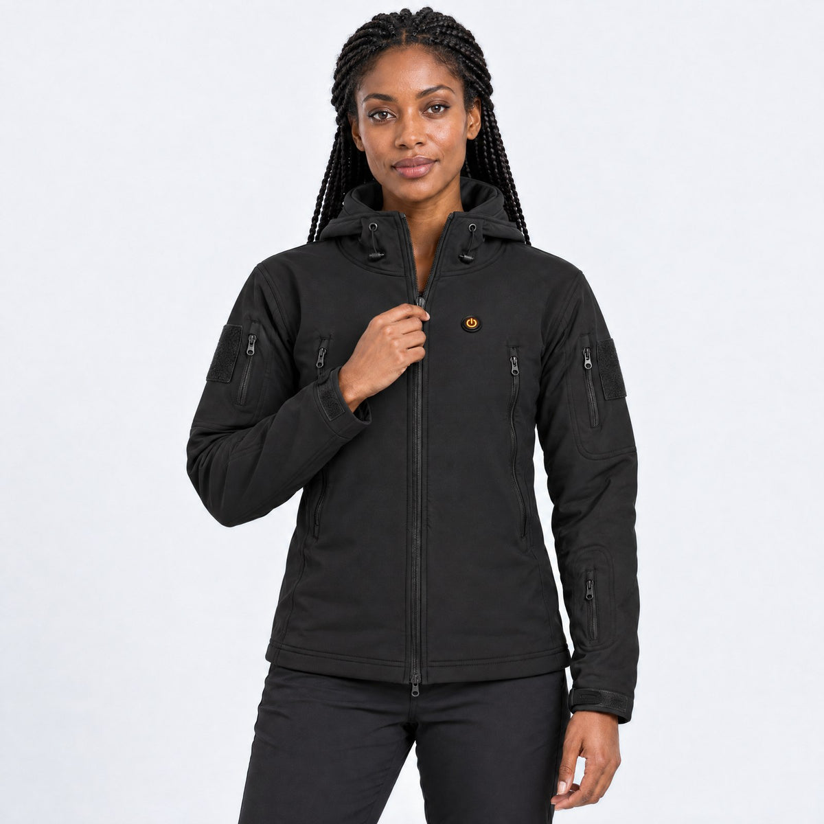 Veste technique chauffante Glacial 8 noire porté par une femme, photo studio sur fond clair