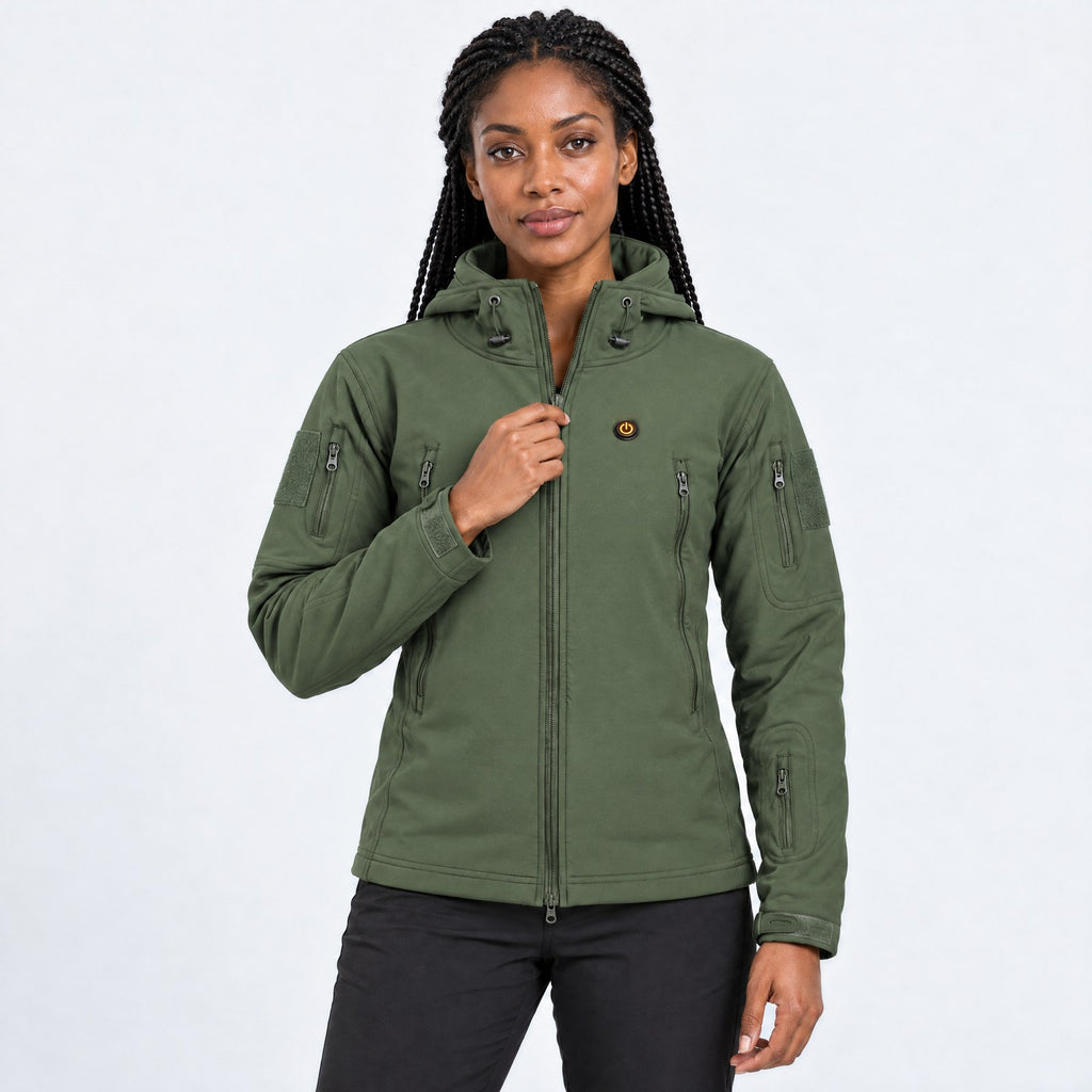 Veste technique chauffante Glacial 8 verte porté par une femme, photo studio sur fond clair