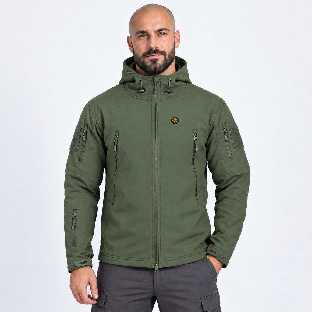 Veste technique chauffante Glacial 8 verte portée par un homme, photo studio sur fond clair