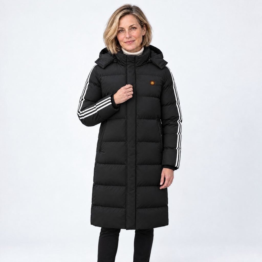 Veste chauffante longue Long 8 noire porté par une femme, photo studio sur fond clair