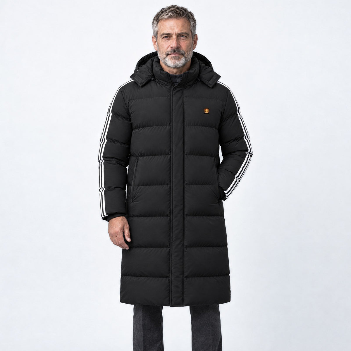 Veste chauffante longue Long 8 noire portée par un homme, photo studio sur fond clair